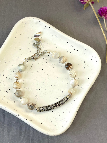  A mix of soft beige, gray, and earthy brown agate beads.