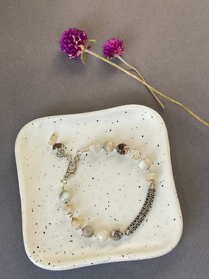  A mix of soft beige, gray, and earthy brown agate beads.
